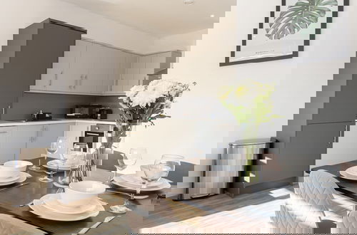 Foto 1 - Modern, Stylish 1BR Apartment Nearby AO Arena