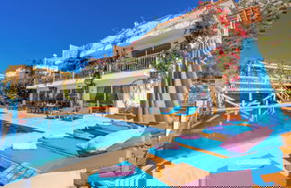 Foto 1 - Villa Fuchsia 4-bedroom Retreat With Private Pool and Breathtaking View