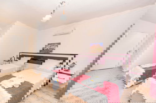 Photo 5 - Villa Fuchsia 4-bedroom Retreat With Private Pool and Breathtaking View