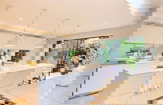 Foto 3 - The Latimer Wonder - Stunning 5bdr House With Garden