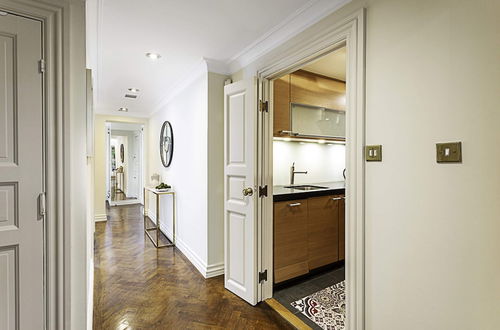 Photo 19 - Lovely, Stylish Two-bedroom Kensington Home