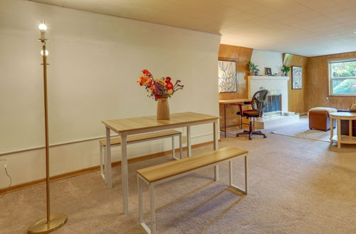Foto 24 - Charming & Cozy Seattle Apartment w/ Fireplace