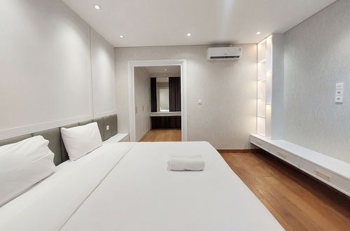 Foto 6 - Brand New and Nice 2BR Apartment at The Reiz Condominium Medan By Travelio.