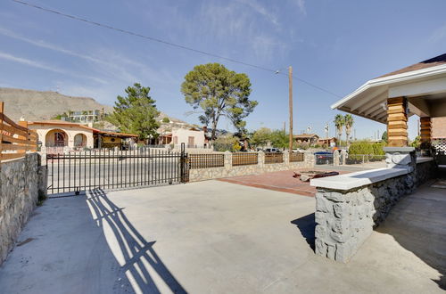 Photo 12 - Sunny El Paso Apartment With Backyard Patio