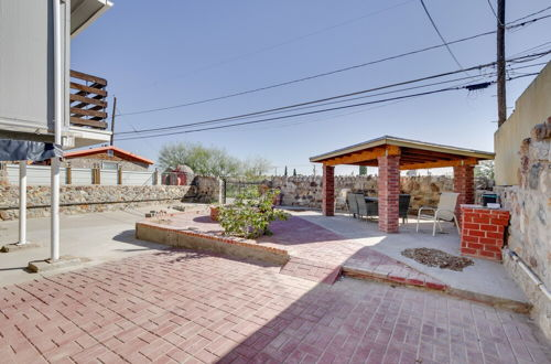 Photo 4 - Sunny El Paso Apartment With Backyard Patio