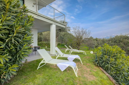 Photo 24 - Casa Oleandri With Pool and Lake View