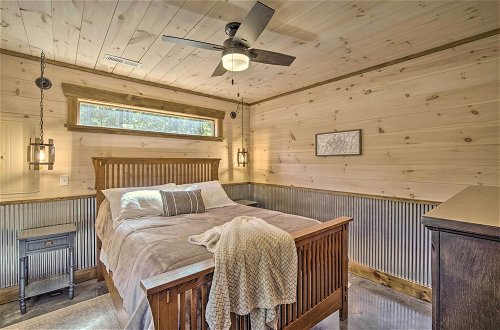 Foto 25 - Stunning Cabin Getaway w/ Private Hot Tub