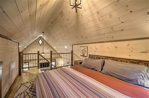 Foto 8 - Stunning Cabin Getaway w/ Private Hot Tub