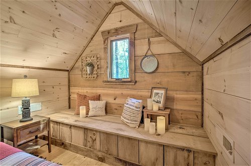 Foto 19 - Stunning Cabin Getaway w/ Private Hot Tub