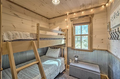 Foto 30 - Stunning Cabin Getaway w/ Private Hot Tub