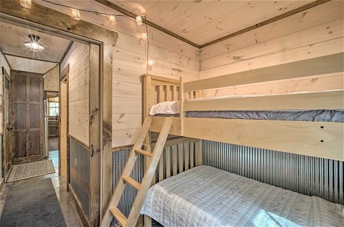 Foto 16 - Stunning Cabin Getaway w/ Private Hot Tub