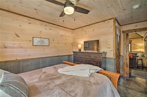 Foto 23 - Stunning Cabin Getaway w/ Private Hot Tub