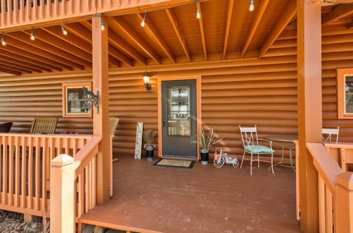 Foto 9 - Pet-friendly Ranger Cabin w/ Deck & Hot Tub