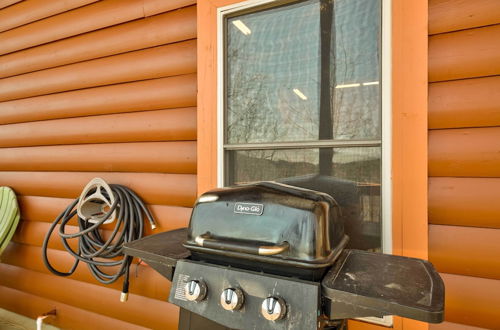 Foto 11 - Pet-friendly Ranger Cabin w/ Deck & Hot Tub