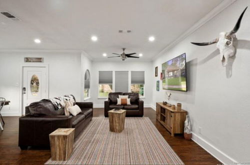 Photo 11 - Experience Serenity in a 4br/3ba Downtown Home