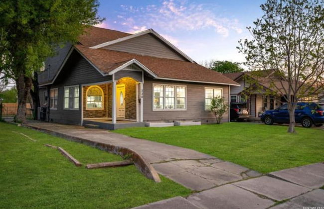 Experience Serenity in a 4br/3ba Downtown Home - Foto 1
