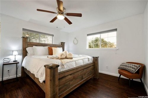 Photo 3 - Experience Serenity in a 4br/3ba Downtown Home
