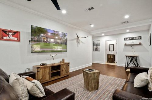 Photo 12 - Experience Serenity in a 4br/3ba Downtown Home