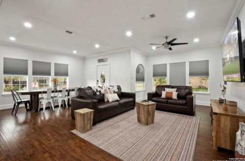 Photo 14 - Experience Serenity in a 4br/3ba Downtown Home