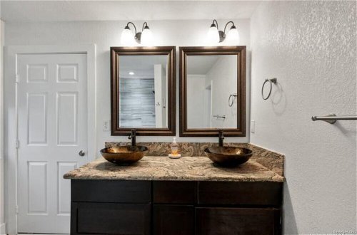Photo 17 - Experience Serenity in a 4br/3ba Downtown Home