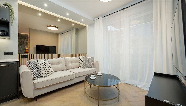 Foto 1 - Black and Beige Apartment by Renters