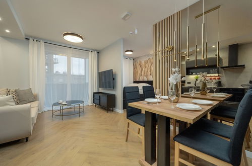 Foto 8 - Black and Beige Apartment by Renters