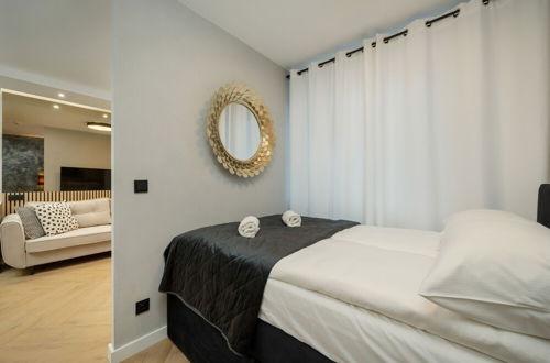 Foto 5 - Black and Beige Apartment by Renters