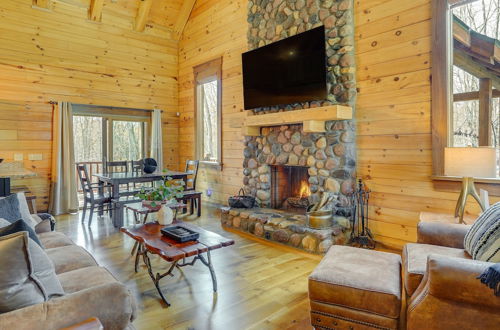 Photo 5 - Rustic Laurelville Cabin w/ Private Hot Tub