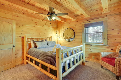 Photo 6 - Rustic Laurelville Cabin w/ Private Hot Tub