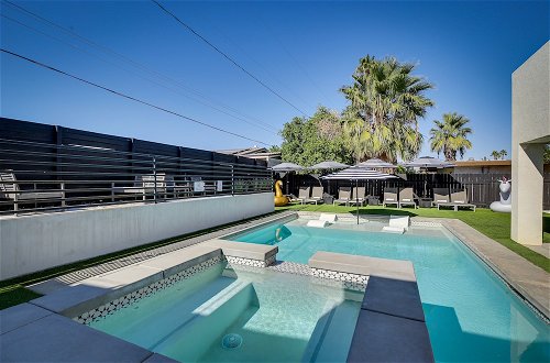Foto 7 - Modern Palm Springs Home w/ Pool & Gas Fire Pit