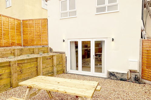 Photo 1 - Cotswolds Large 4 Bed House Parking-Wifi