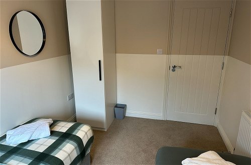 Photo 3 - Cotswolds Large 4 Bed House Parking-Wifi