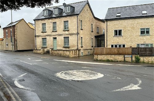 Photo 38 - Cotswolds Large 4 Bed House Parking-Wifi