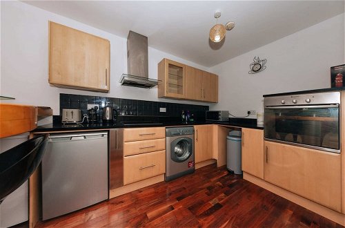 Photo 12 - Exhilarating 2BD Flat With Outdoor Patio, Dublin
