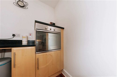Photo 19 - Exhilarating 2BD Flat With Outdoor Patio, Dublin