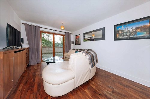 Photo 3 - Exhilarating 2BD Flat With Outdoor Patio, Dublin