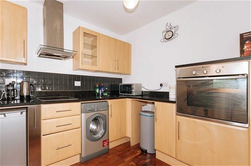 Photo 11 - Exhilarating 2BD Flat With Outdoor Patio, Dublin