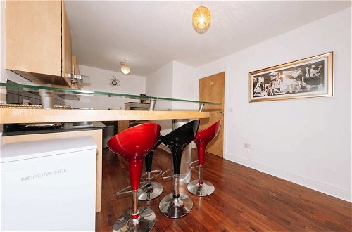 Photo 10 - Exhilarating 2BD Flat With Outdoor Patio, Dublin
