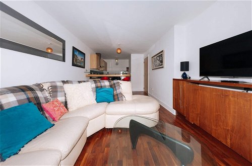 Photo 14 - Exhilarating 2BD Flat With Outdoor Patio, Dublin