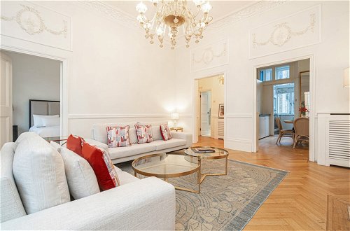 Photo 8 - Beautiful Belgravia Apartment by Underthedoormat