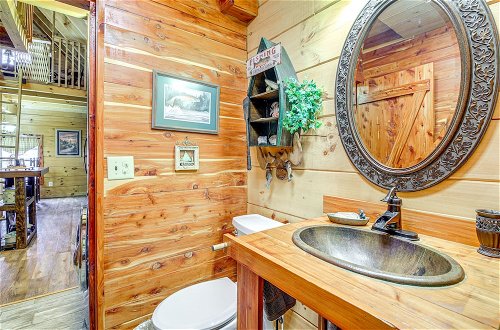Photo 17 - Sevierville Log Cabin w/ Hot Tub Near Dollywood