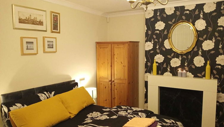 Photo 1 - Beautiful 4-bed Apartment in Wolverhampton