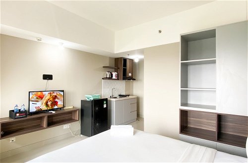 Photo 9 - Comfy And Homey Studio At Gateway Park Lrt City Bekasi Apartment