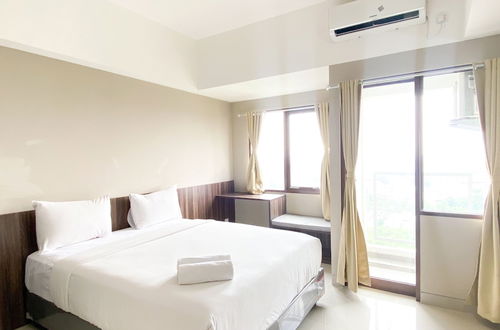 Foto 1 - Comfy And Homey Studio At Gateway Park Lrt City Bekasi Apartment