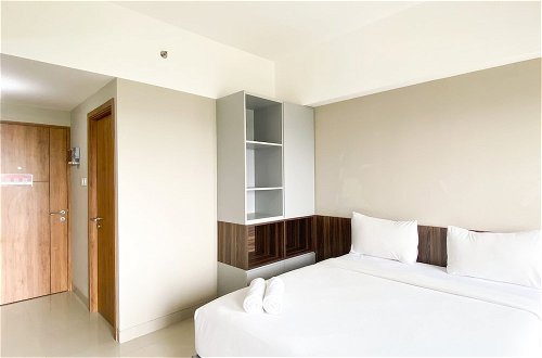 Foto 4 - Comfy And Homey Studio At Gateway Park Lrt City Bekasi Apartment