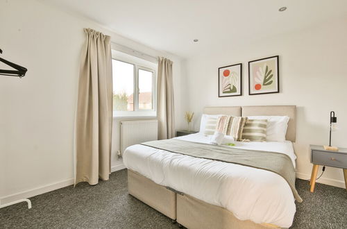 Photo 3 - Bright & Airy 3-Bed with Parking