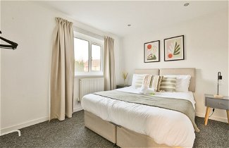 Photo 3 - Bright & Airy 3-Bed with Parking