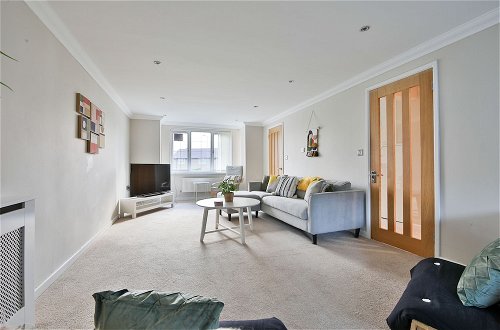 Photo 18 - Bright & Airy 3-Bed with Parking