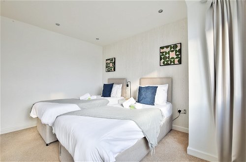 Photo 11 - Bright & Airy 3-Bed with Parking