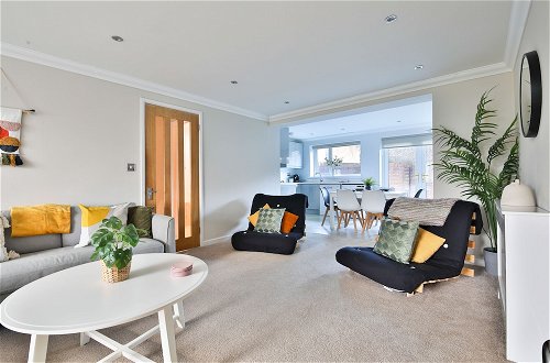 Photo 17 - Bright & Airy 3-Bed with Parking